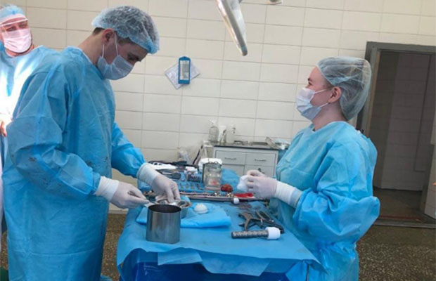 Врачи травматологи-ортопеды 1 РКБ провели сложную высокотехнологичную операцию и продлили срок службы эндопротеза